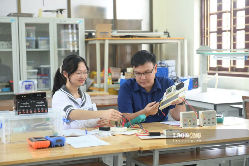 Em Nguyễn Thị Bích Ngọc và thầy giáo Nguyễn Hải Dương. Ảnh: Lao động