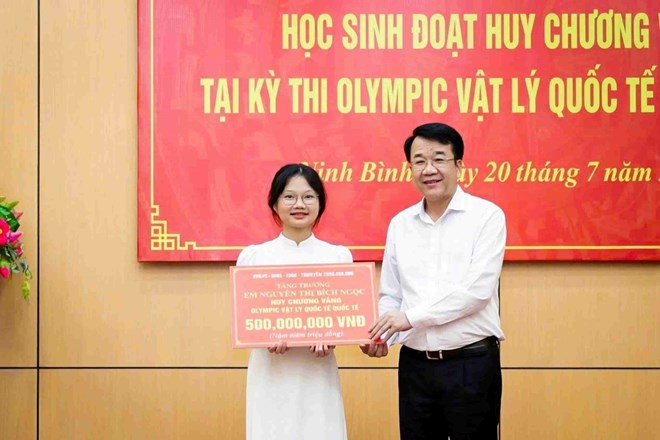 UBND tỉnh Ninh Bình khen thưởng em Nguyễn Thị Bích Ngọc. Ảnh: Lao động