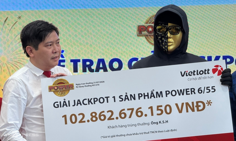 Ông K.S.H đeo mặt nạ nhận giải thưởng hơn 100 tỷ đồng tại Hà Nội chiều 21/7. Ảnh: Anh Tú/ Theo VnExpress.