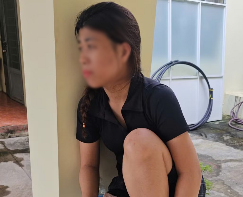 Một hành khách may mắn thoát nạn trong vụ tai nạn. Ảnh: Công an Nhân dân