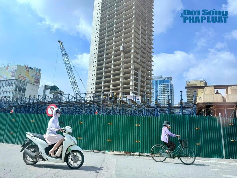 Khu vực công trình Dự án Vành đai 1 trên đường La Thành được rào chắn để phục vụ thi công, đồng thời duy trì một phần mặt đường cho các phương tiện lưu thông.