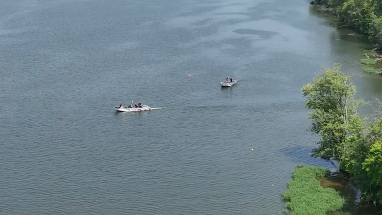 Cảnh sát tìm kiếm trên sông Scioto, hạt Delaware, bang Ohio ngày 20/7. Ảnh: WSYX