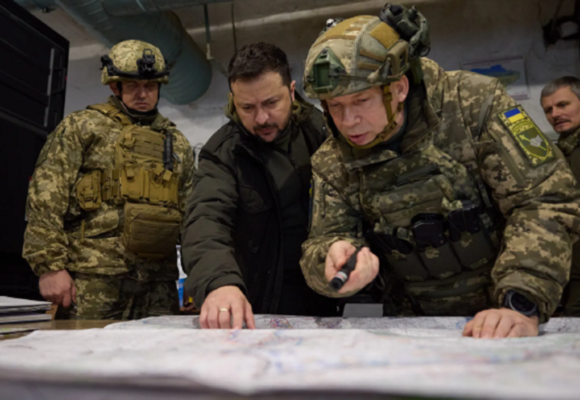 Tướng&nbsp;Oleksandr Syrsky (người cầm bút chỉ vào bản đồ) và Tổng thống Volodymyr Zelensky họp bàn về tình hình chiến sự. Ảnh: Văn phòng Tổng thống Ukraine