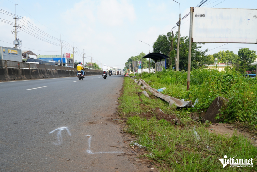 Hiện trường nơi xe khách va chạm với hộ lan trên Quốc lộ 1. Ảnh: Hoàng Anh/Vietnamnet