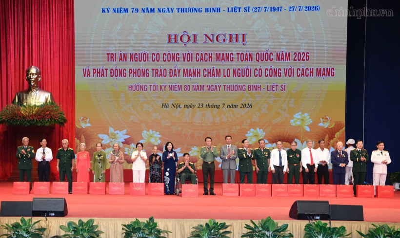 Chủ tịch Ủy ban Trung ương Mặt trận Tổ quốc Việt Nam Bùi Thị Minh Hoài; Bộ trưởng Bộ Công an, Đại tướng Lương Tam Quang tặng quà người có công và thân nhân liệt sĩ (Ảnh: VGP).