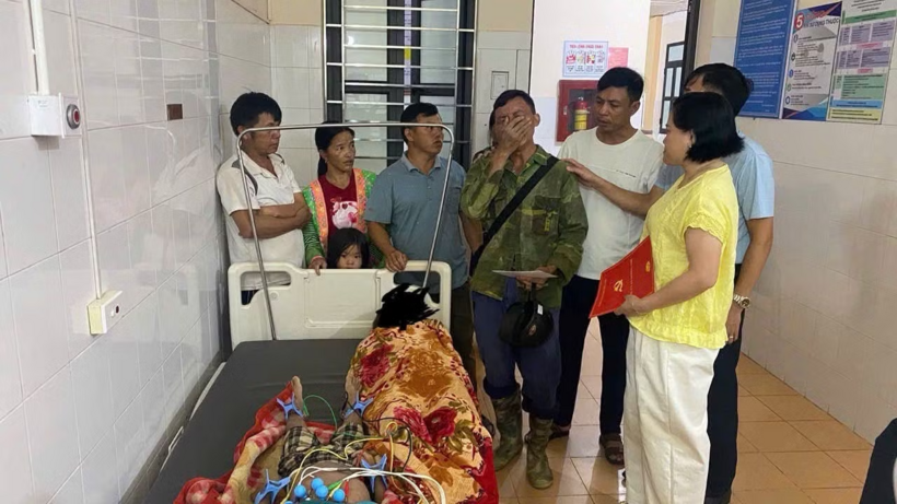 Lãnh đạo UBND xã Mường Nhé thăm hỏi, động viên gia đình nạn nhân. (Ảnh: UBND xã Mường Nhé)/Tiền Phong