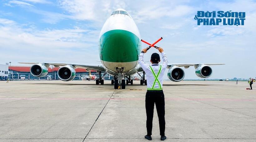 Nhân viên&nbsp;đánh tín hiệu tàu bay đánh tín hiệu hướng dẫn tàu bay lăn vào vị trí đỗ