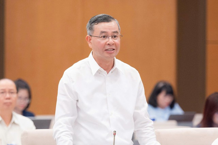 Bộ trưởng Bộ Tài chính Ngô Văn Tuấn trình bày tờ trình tại phiên họp thứ 4 của Uỷ ban Thường vụ Quốc hội (Ảnh: Media Quốc hội).