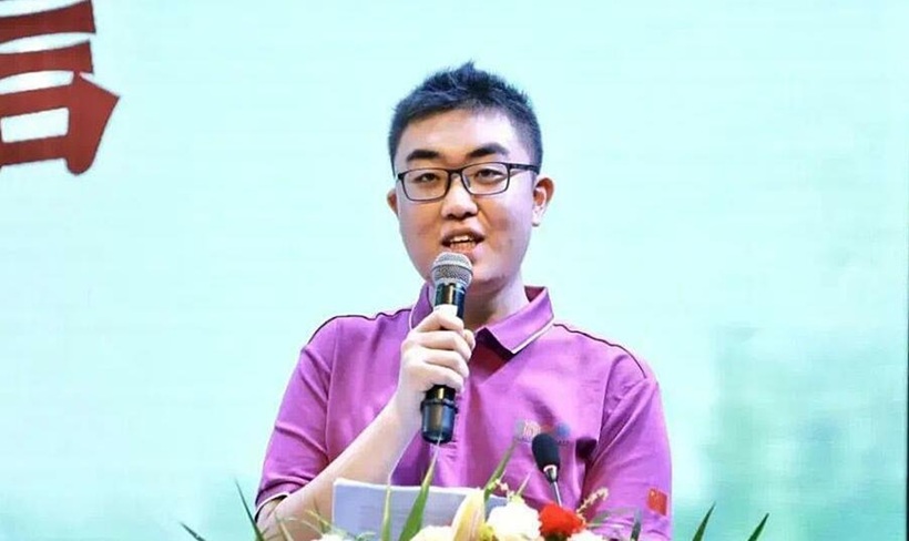 Đặng Lạc Ngôn giao lưu tại trường cũ sau khi giành huy chương vàng IMO, tháng 8/2025. Ảnh: Trường THCS Huayu/VnExprss