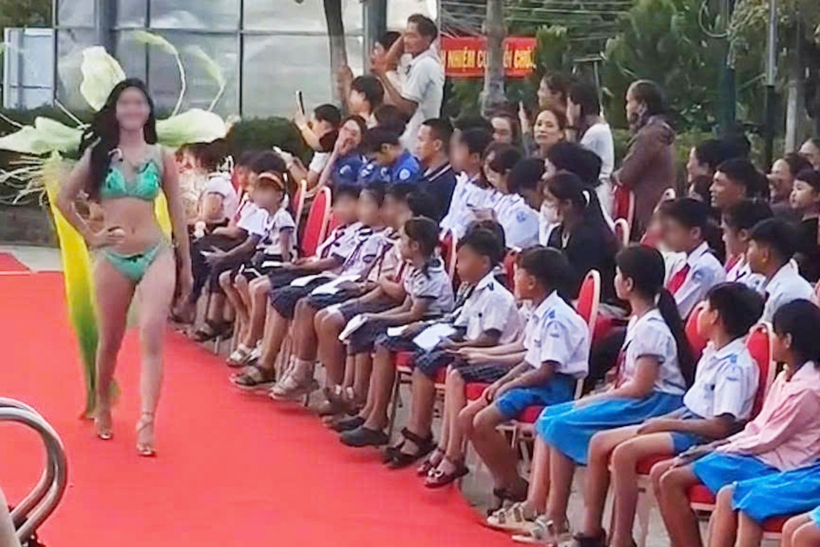 Ban tổ chức cuộc thi Hoa hậu Du lịch bản sắc Việt Nam cho rằng việc các thí sinh trình diễn áo tắm trước mặt học sinh chỉ là một sự cố trong khâu điều phối chương trình (Ảnh cắt từ clip)./ Theo báo Dân trí.