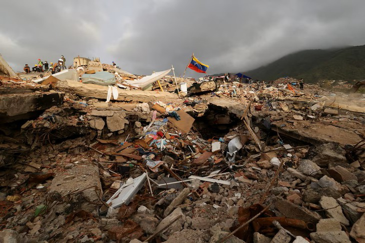 Khung cảnh đổ nát tại Caraballeda (bang La Guaira, Venezuela) sau thảm họa động đất kinh hoàng ngày 24/6. Ảnh: Reuters