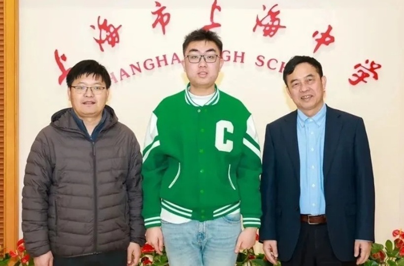Deng Leyan cùng các giáo viên trường Trung học Thượng Hải. Ảnh: The Paper/Znews