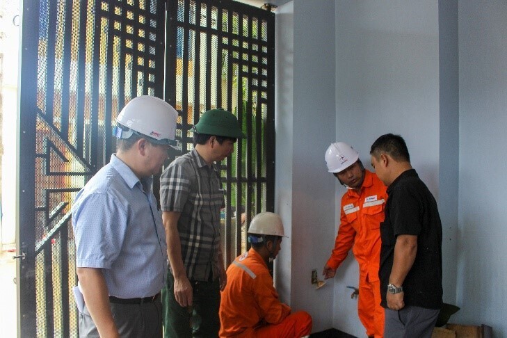 Công tác kiểm tra an toàn tuyệt đối khi đóng điện trở lại cho người dân tại các khu vực bị ngập lụt.