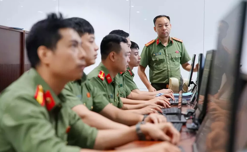 Cán bộ tiếp nhận, xử lý các sự cố an ninh dữ liệu tại Trung tâm giám sát mạng máy tính, Cục Công nghệ thông tin, Bộ Công an. (Ảnh: VnExrpess)