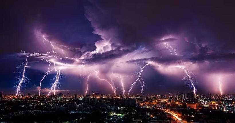 Hà Nội, Ninh Bình, Hưng Yên hứng hàng trăm cú sét, 10 phút có 40-70 cú sét đánh. (Ảnh minh họa)