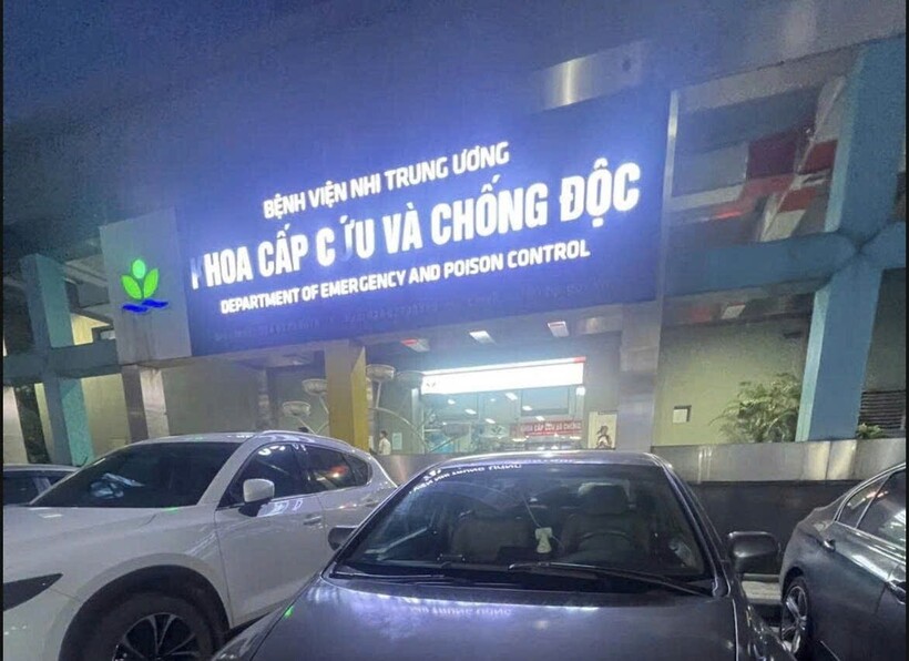 Bệnh nhi được đưa đến khoa cấp cứu Bệnh viện Nhi Trung ương.