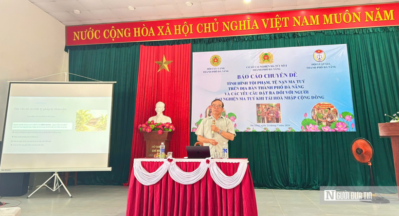 Ông Nguyễn Bá Sơn, Chủ tịch Hội Luật gia thành phố Đà Nẵng, trao đổi với học viên về quyền và nghĩa vụ của người cai nghiện khi trở lại cộng đồng.