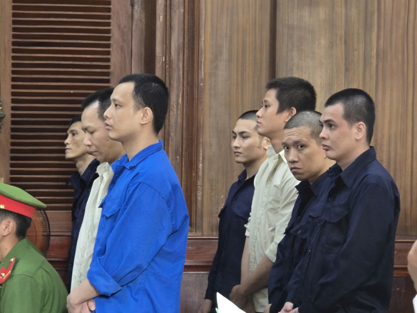 Các bị cáo đang nghe HĐXX tuyên án. (Ảnh: Công an nhân dân)