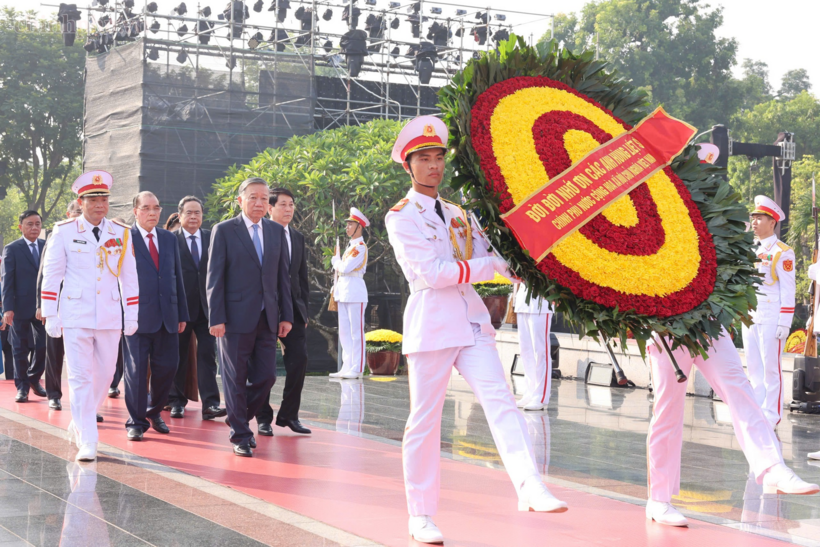 Đoàn Lãnh đạo Đảng, Nhà nước đặt vòng hoa tại Đài tưởng niệm các Anh hùng liệt sĩ trên đường Bắc Sơn (Ba Đình, Hà Nội) - Ảnh: VGP/Nhật Bắc