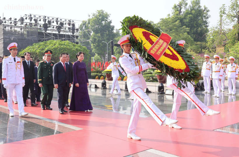 Đoàn đại biểu Ủy ban Trung ương MTTQ Việt Nam đặt vòng hoa tại Đài tưởng niệm các Anh hùng liệt sĩ - Ảnh: VGP/Nhật Bắc