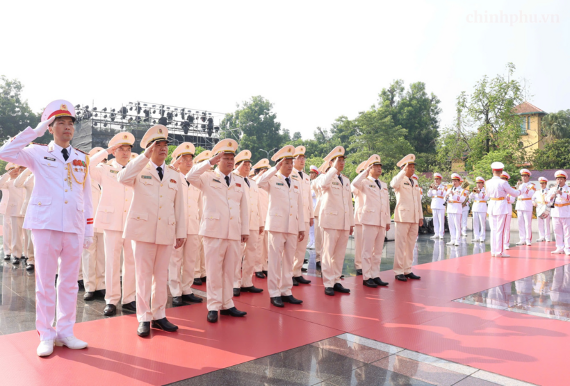 Đoàn đại biểu Đảng ủy Công an Trung ương - Bộ Công an đặt vòng hoa tại Đài tưởng niệm các Anh hùng liệt sĩ - Ảnh: VGP/Nhật Bắc