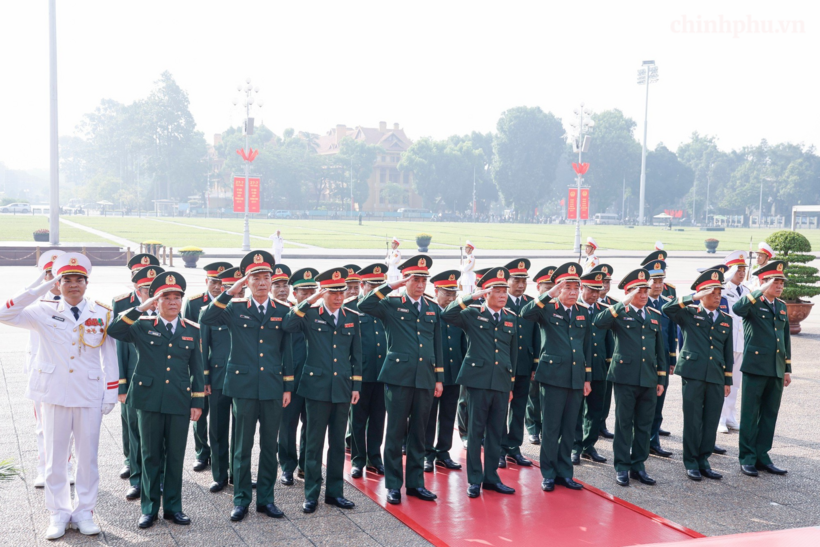 Đoàn đại biểu Quân ủy Trung ương - Bộ Quốc phòng thành kính tưởng niệm Chủ tịch Hồ Chí Minh - Ảnh: VGP/Nhật Bắc