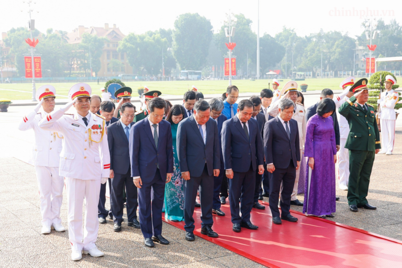 Đoàn đại biểu Thành ủy, HĐND, UBND, Uỷ ban MTTQ Việt Nam thành phố Hà Nội đến đặt vòng hoa và vào Lăng viếng Chủ tịch Hồ Chí Minh - Ảnh: VGP/Nhật Bắc