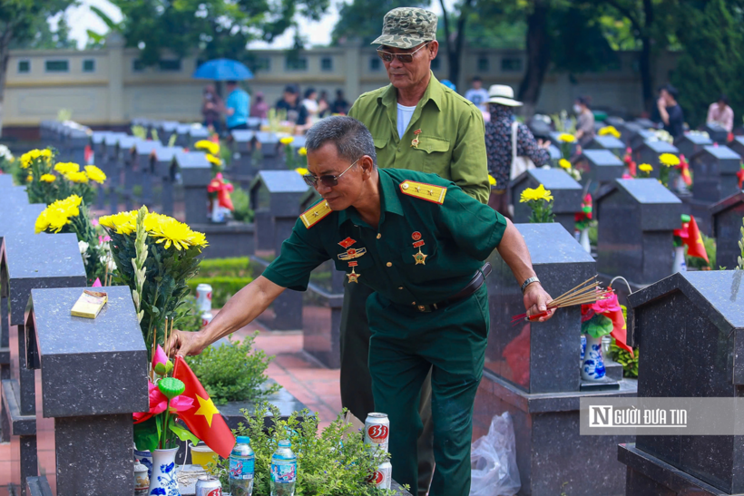 Trong không khí trang nghiêm, từng nén hương được thành kính dâng lên từng phần mộ, gửi gắm lòng biết ơn, tưởng nhớ và niềm tri ân sâu sắc tới các Anh hùng liệt sĩ đã anh dũng hy sinh vì Tổ quốc.