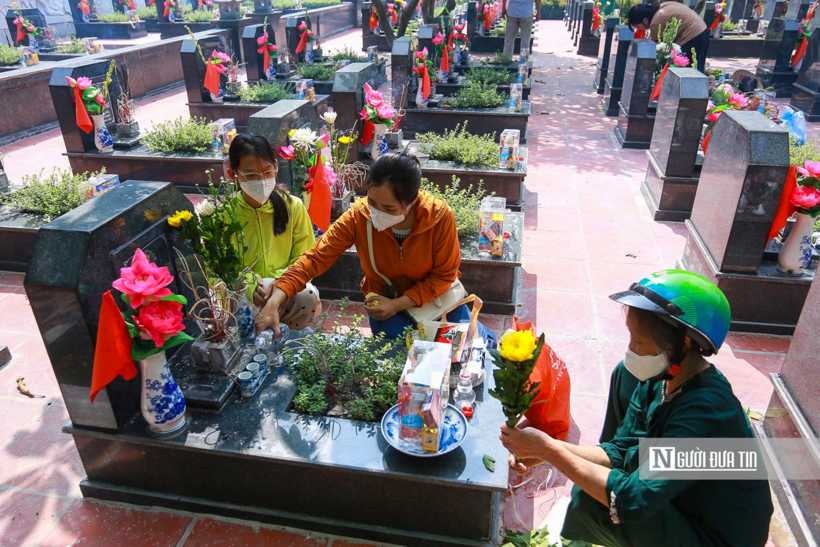 Những mâm lễ với hương, hoa, trái cây, lễ vật được người dân chuẩn bị chu đáo, sắp xếp ngay ngắn trước khi dâng lên các Anh hùng liệt sĩ.