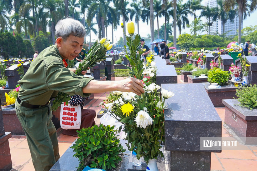 Hà Nội: Người dân dâng hương, tưởng nhớ các Anh hùng liệt sĩ - 9