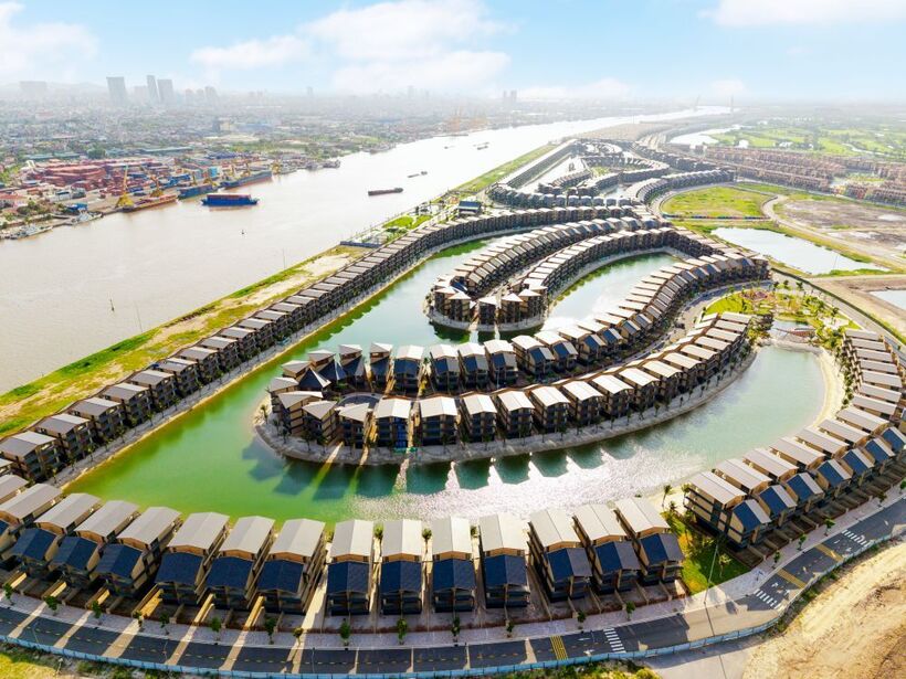 Komorebi trong tiếng Nhật mô tả khoảnh khắc ánh sáng mặt trời xuyên qua kẽ lá, tượng trưng cho sự giao hòa giữa thiên nhiên và con người