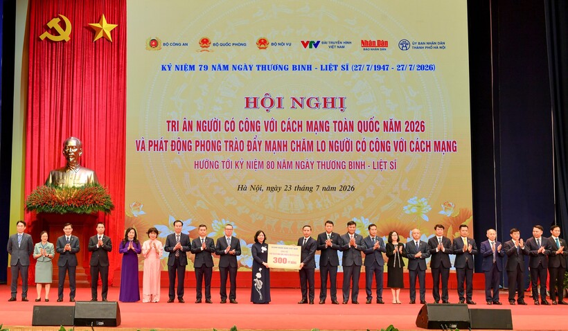 Đồng chí Phạm Đức Ấn - Thống đốc NHNN cùng lãnh đạo các NHTM&nbsp;trao tặng số tiền 300 tỷ đồng ủng hộ phong trào đẩy mạnh chăm lo người có công với cách mạng. Đồng chí Phạm Toàn Vượng - Tổng Giám đốc, đại diện Agribank (thứ 10 từ phải sang) vinh dự tham gia cùng đoàn đại biểu ngành Ngân hàng