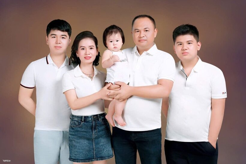 Nam sinh Nguyễn Trường Giang và gia đình. Ảnh: Tuấn Hùng/Dân trí