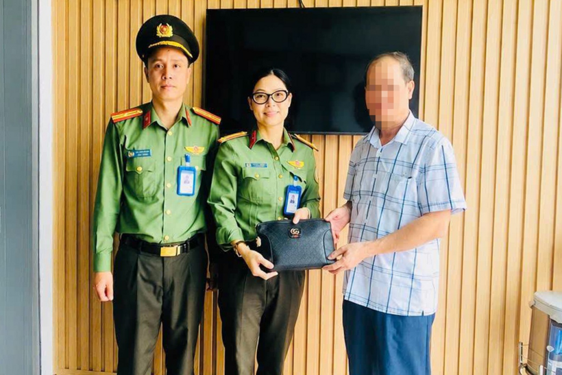 Đội An ninh Cảng hàng không Pleiku trao trả tài sản đánh rơi cho ông Đ. (Ảnh: Công an tỉnh Gia Lai)