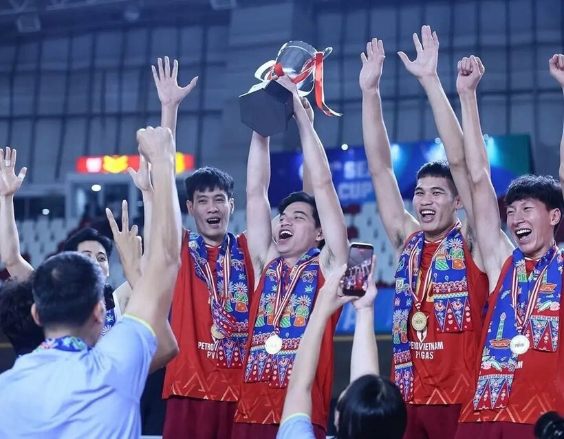 Hành trình vươn lên ngôi vương của đội tuyển Việt Nam tại chặng đấu này mang đậm dấu ấn của bản lĩnh và ý chí. Ảnh: Sports Buzz/Dân trí