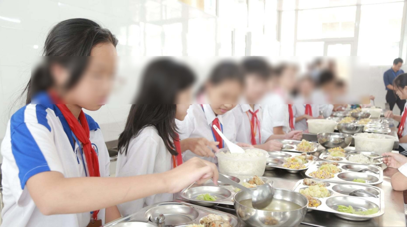 Một bữa ăn bán trú của học sinh TP.Hà Nội. (Ảnh: Dân Việt)