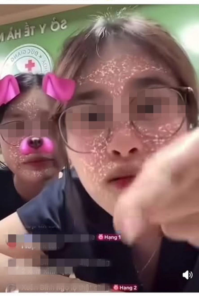 Hình ảnh phản cảm của 2 sinh viên khoa Y, Trường Đại học Kinh doanh và Công nghệ Hà Nội gây bức xúc dư luận. Ảnh chụp màn hình