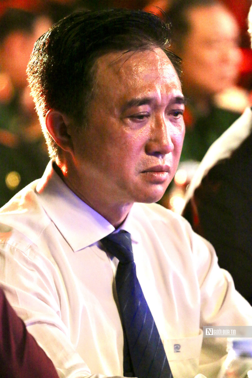 Ông Đặng Minh Thông, Phó Bí thư Tp.HCM xúc động khi xem những thước phim về các mẹ Việt Nam Anh Hùng tìm con.