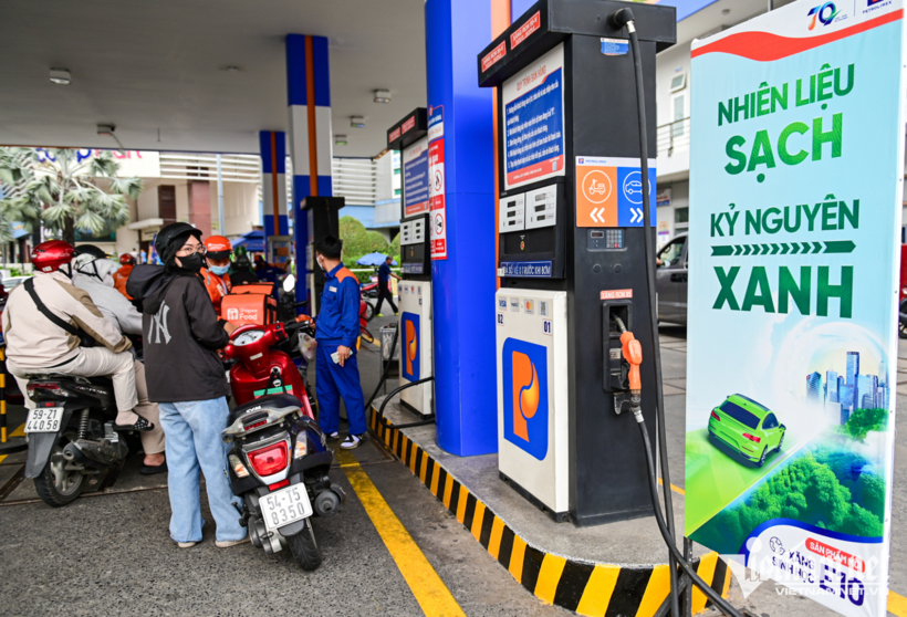 Giá xăng dầu trong nước chờ điều chỉnh. Ảnh: Nguyễn Huế/ VietNamnet.