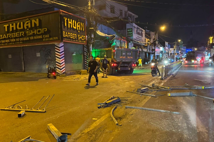 Hiện trường vụ xe ben mất lái tông sập tiệm mắt kính ở TP.HCM, 4 người thoát chết trong gang tấc - 1
