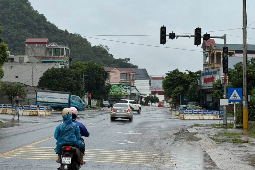 Sét đánh làm hỏng cụm đèn giao thông tại Sơn La. (Ảnh: Công an tỉnh Sơn La)