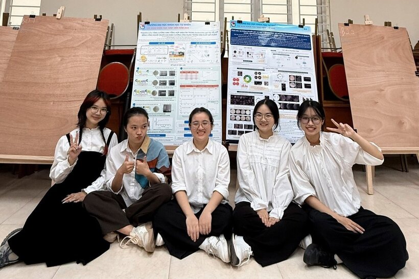 Thảo Trâm cùng bạn học giành giải nhì nghiên cứu khoa học cấp trường. Ảnh: Znews