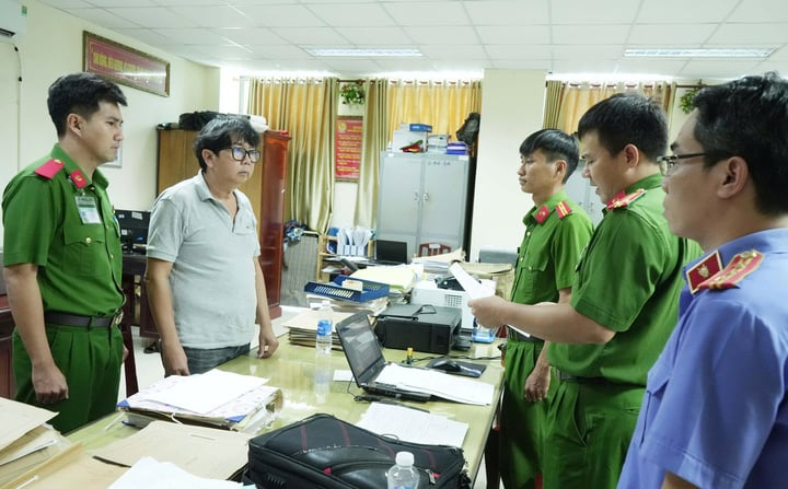 Công an đọc quyết định khởi tố Vương Lê Anh Tú. (Ảnh: Công an TP.Cần Thơ)
