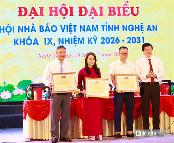 Nhà báo Lê Văn Giáp, Trưởng Văn phòng đại diện miền Trung, Tạp chí Đời sống & Pháp luật, vinh dự&nbsp; nhận Bằng khen của Ủy ban MTTQ Việt Nam tỉnh Nghệ An.