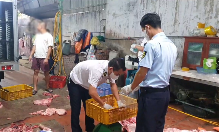 Lực lượng chức năng kiểm tra - Ảnh: QLTT cung cấp / Theo báo Tuổi trẻ.