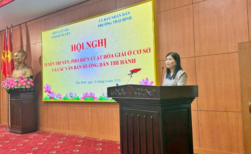 Bà Phạm Thị Liễu Lập - Phó Chủ tịch Hội Luật gia tỉnh Hưng Yên trình bày tại hội nghị.