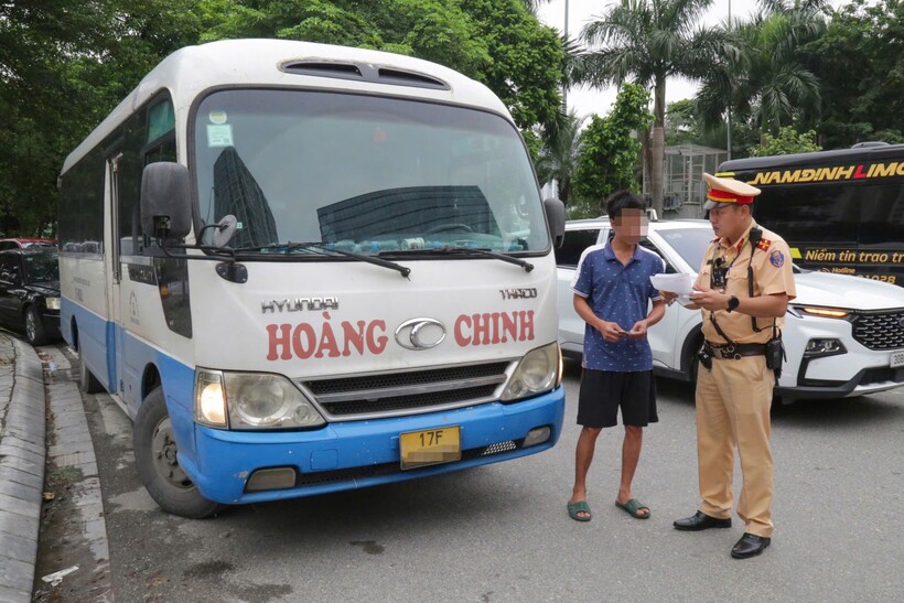 Kiểm soát phương tiện kinh doanh vận tải hành khách. Ảnh CACC.
