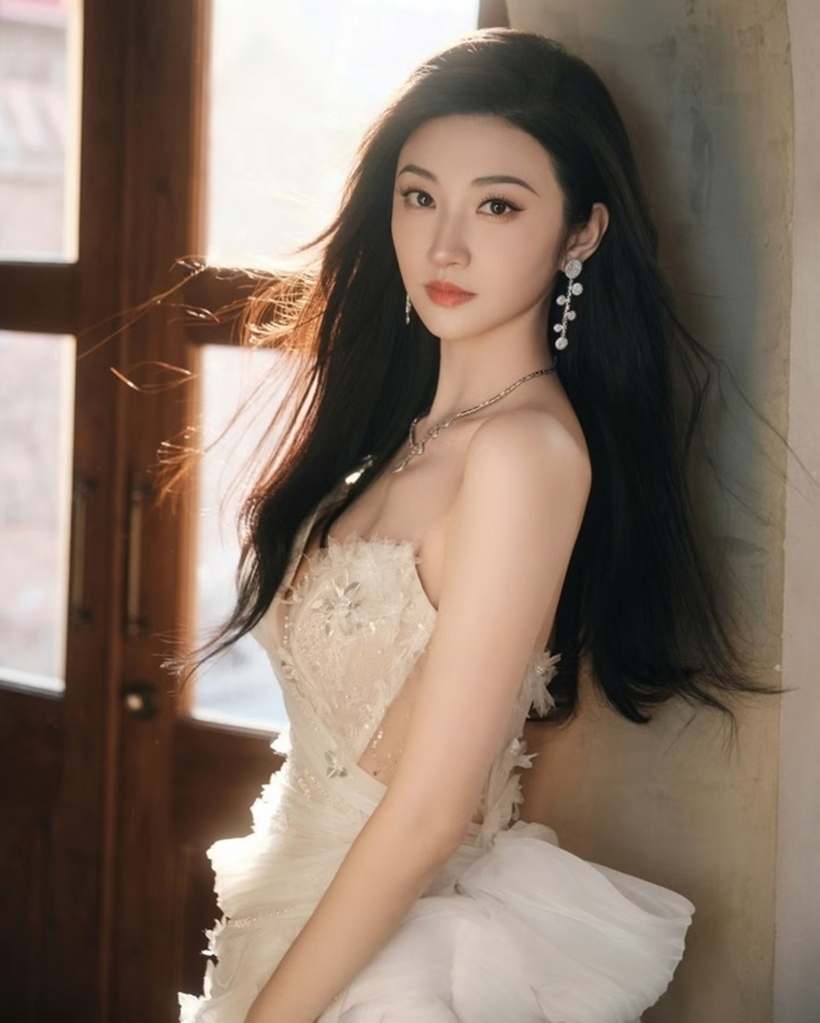 Sở hữu ngoại hình nổi bật, làn da trắng, đường nét thanh tú cùng thần thái sang trọng, Cảnh Điềm nhanh chóng gây chú ý ngay từ những năm đầu hoạt động nghệ thuật.