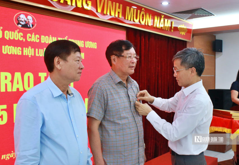 Đồng chí Nguyễn Khánh Ngọc - Bí thư Đảng ủy, Chủ tịch Hội Luật gia Việt Nam trao Huy hiệu 35 năm tuổi Đảng cho hai đồng chí Phó Chủ tịch Hội.