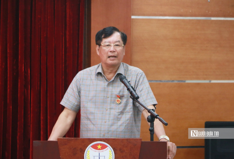 Đồng chí Trần Công Phàn bày tỏ niềm phấn khởi, tự hào khi vinh dự được nhận Huy hiệu 35 năm tuổi Đảng.